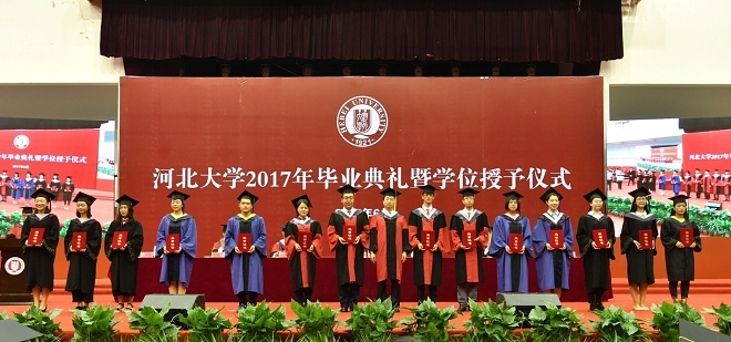 党委书记郭健为优秀毕业生代表颁发证书