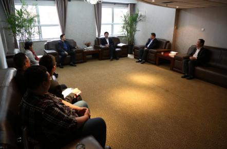 图为我校党委书记郭健、党委常委杨立海、新闻传播学院院长韩立新与文化部领导座谈