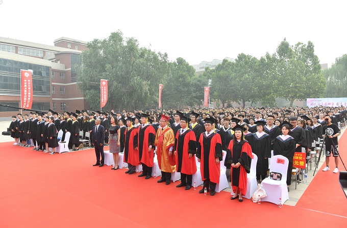 图8:毕业典礼现场