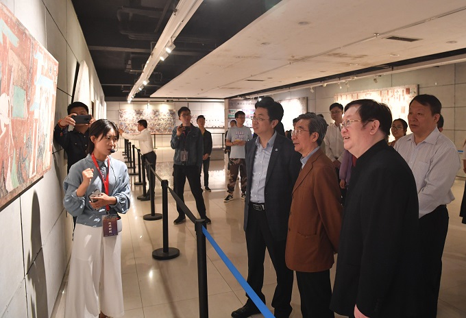 参观“敦煌壁画艺术精品高校公益巡展”