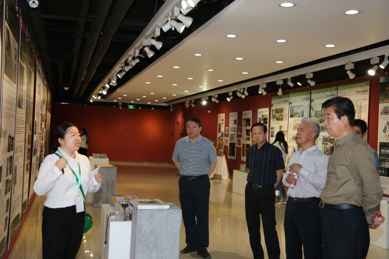 学校领导参观艺术学院毕业作品展1