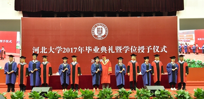 学校领导为毕业生授予学位
