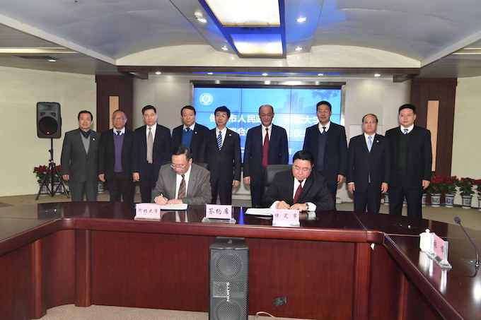 校长康乐与市长郭建英代表双方签约