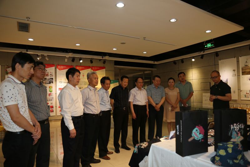 学校领导参观艺术学院毕业作品展2