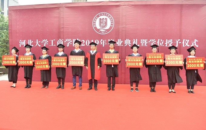 图6:胡保利为荣获2019院长特别奖的同学颁奖